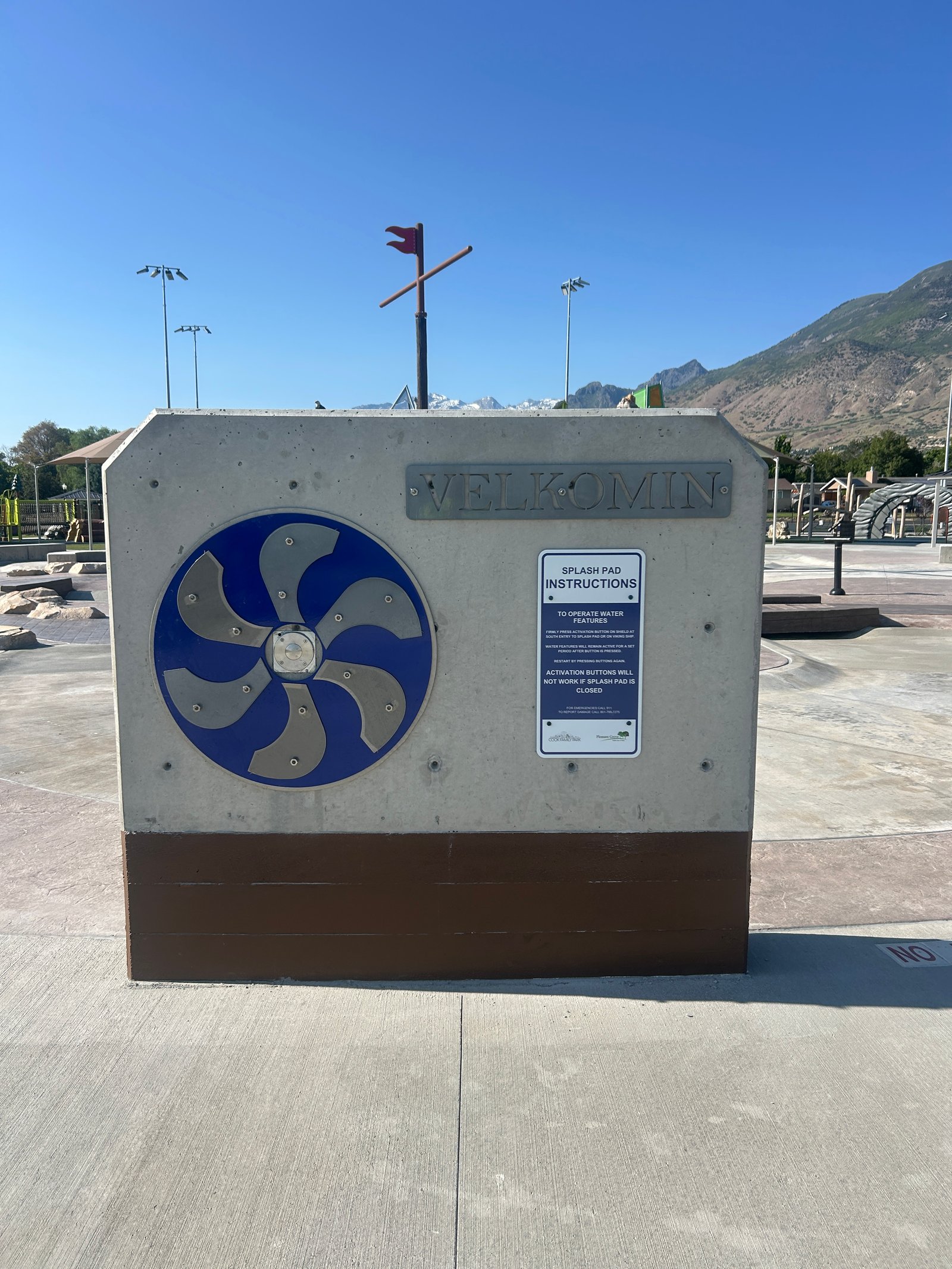 Velkomin splash pad park sign